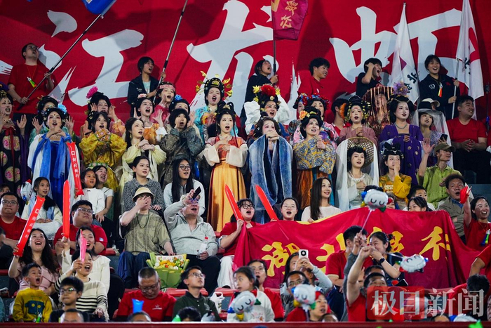 MK体育-潜江赛场内外皆精彩：来看一场球，爱上一座城|楚超|体育场|潜江中学体育场|足球联赛|揭幕战_新浪体育_新浪新闻